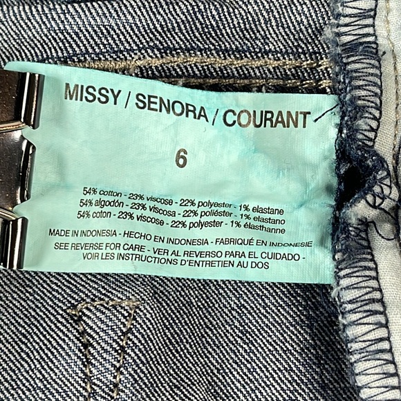 Dark Wash Belted Denim Bermudas Mid Rise Distressed Jean Shorts Women's 6 - Picture 12 of 15